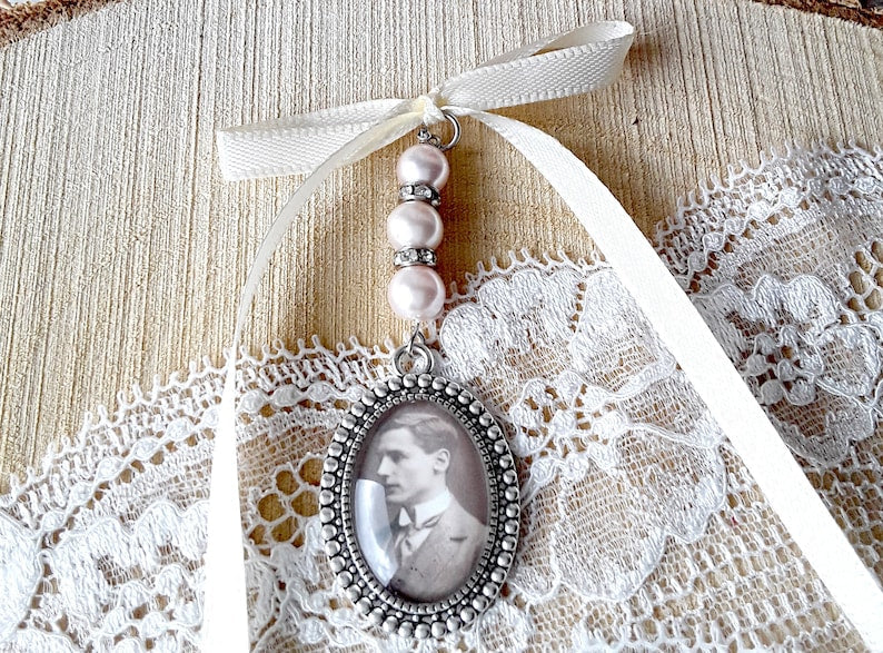 Medallion for bridal bouquet, photo or text, emotional jewelry, memorial, tribute, wedding gift, pearl color and customizable ribbon