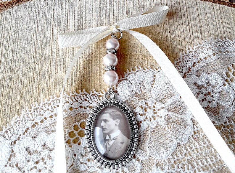 Medallion for bridal bouquet, photo and text, emotional gift, memorial, tribute to the wedding, pearl color and customizable ribbon, flowers