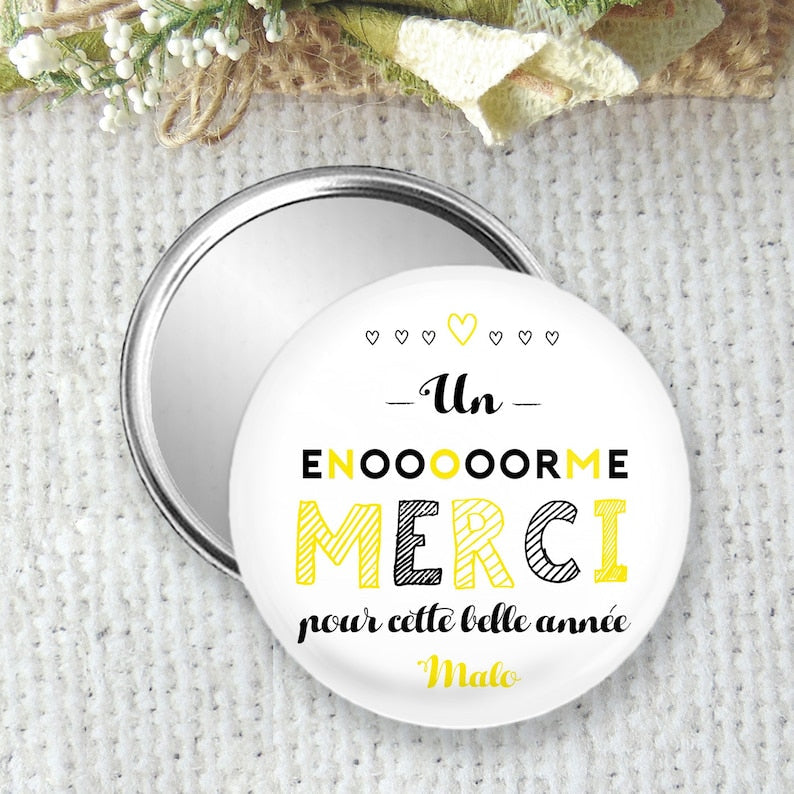 Miroir de poche, badge ou magnet personnalisé 75mm, idée cadeau pas cher pour finir l'année en beauté, parfait pour crèche, nounou, atsem