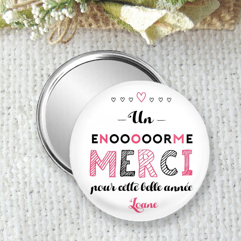 Miroir de poche, badge ou magnet personnalisé 75mm, personnalisation du prénom uniquement, différentes couleurs de texte proposées, prix bas