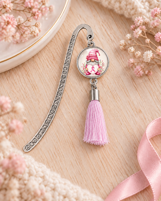 Marque-page pompon Octobre Rose en métal argenté avec cabochon 16 mm et gnome au ruban rose