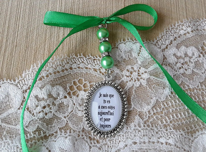 Bijou unique à fixer dans un bouquet mariage romantique.