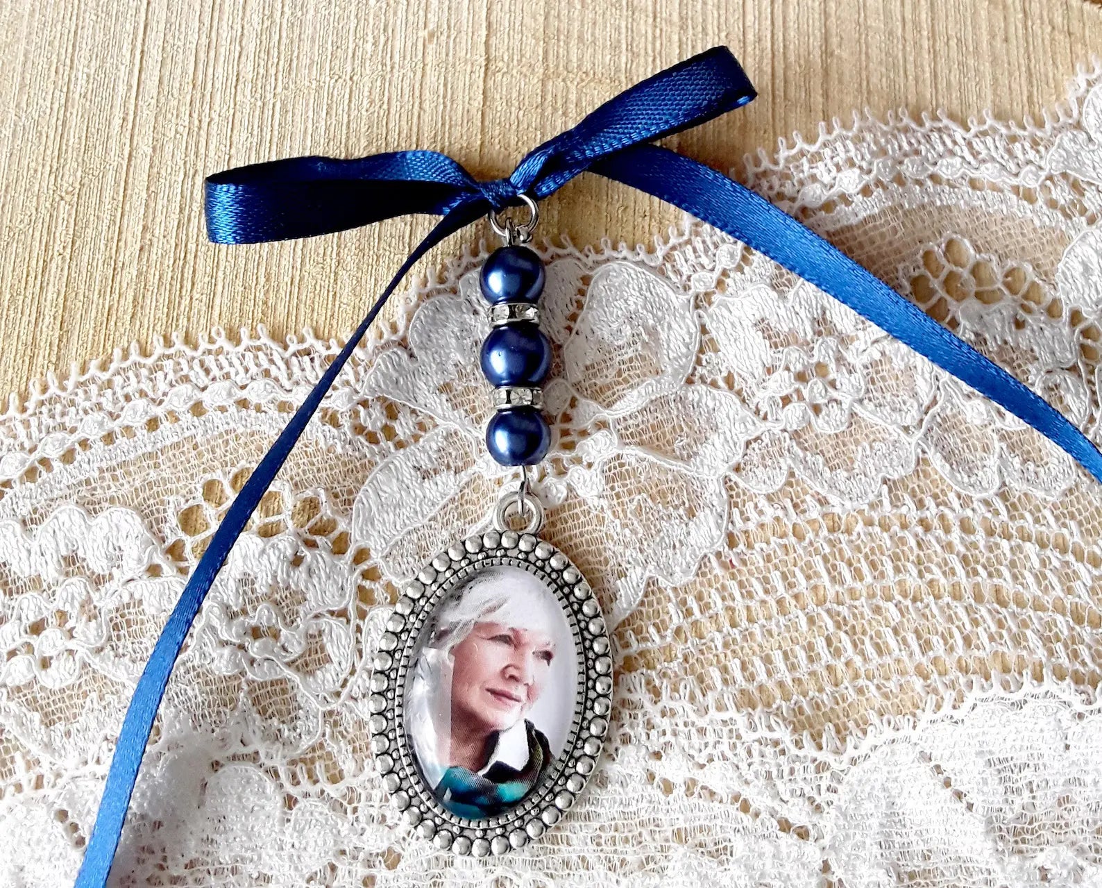 Médaillon pour bouquet de mariage, style vintage artisanal.