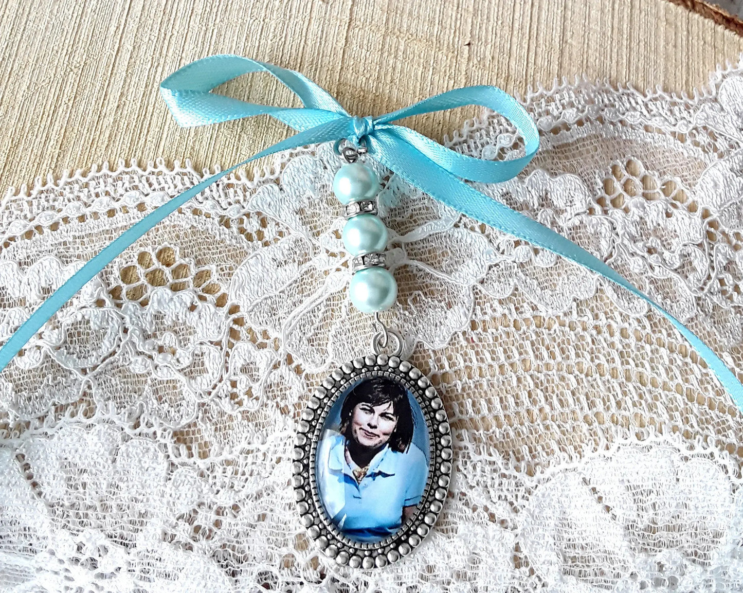 Médaillon pour bouquet de mariage émouvant.