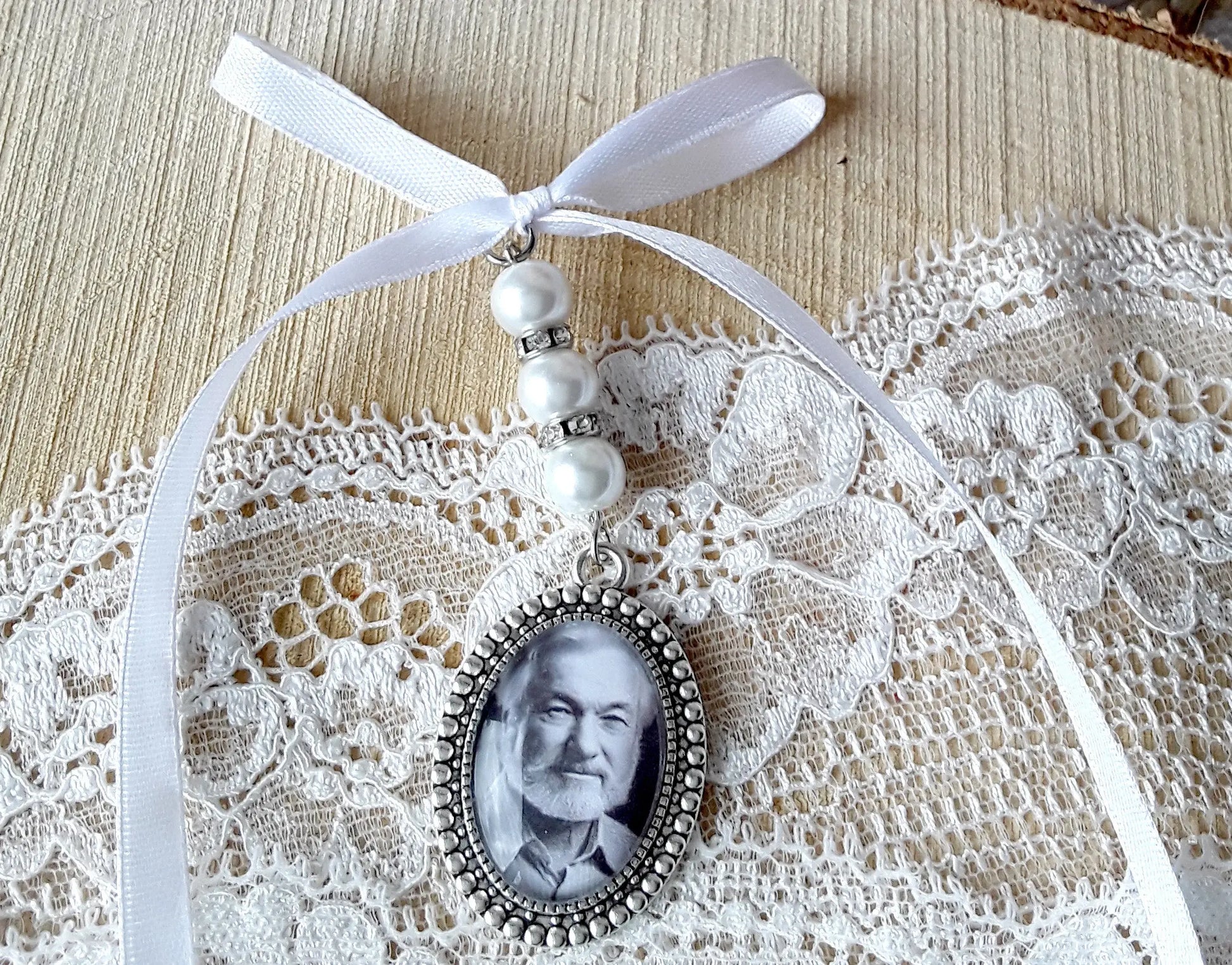 Médaillon photo pour bouquet de mariée personnalisé.