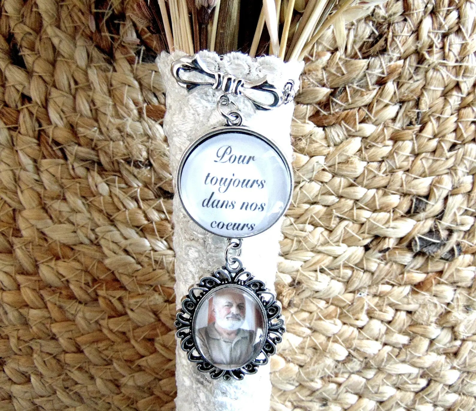Médaillon à accrocher au bouquet de la mariée.