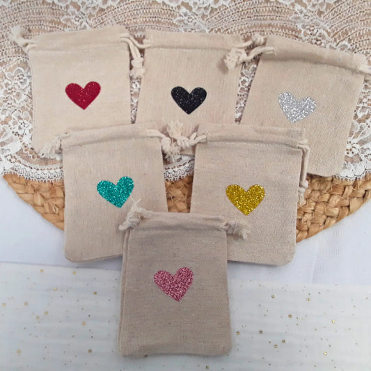 Cadeau pour femme : pochon tissu blanc décoré d'un cœur scintillant et personnalisable.