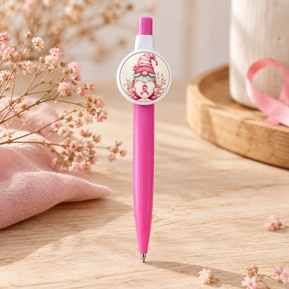 Stylo Octobre Rose 2026 rose avec cabochon 25 mm et visuel gnome ruban rose