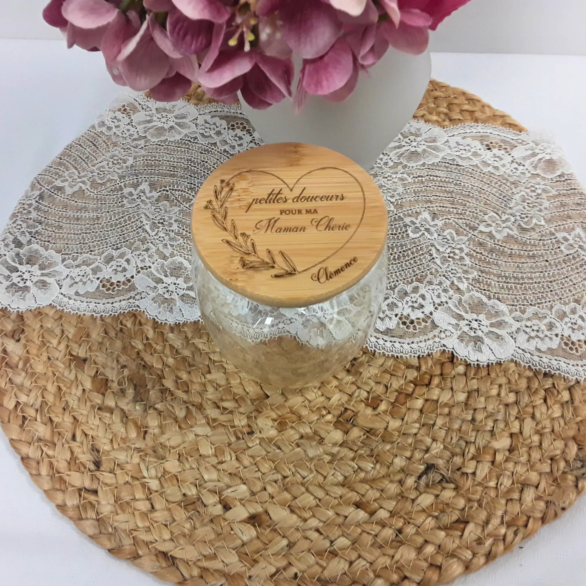 Tasse personnalisée avec prénom gravé sur couvercle en bambou naturel.