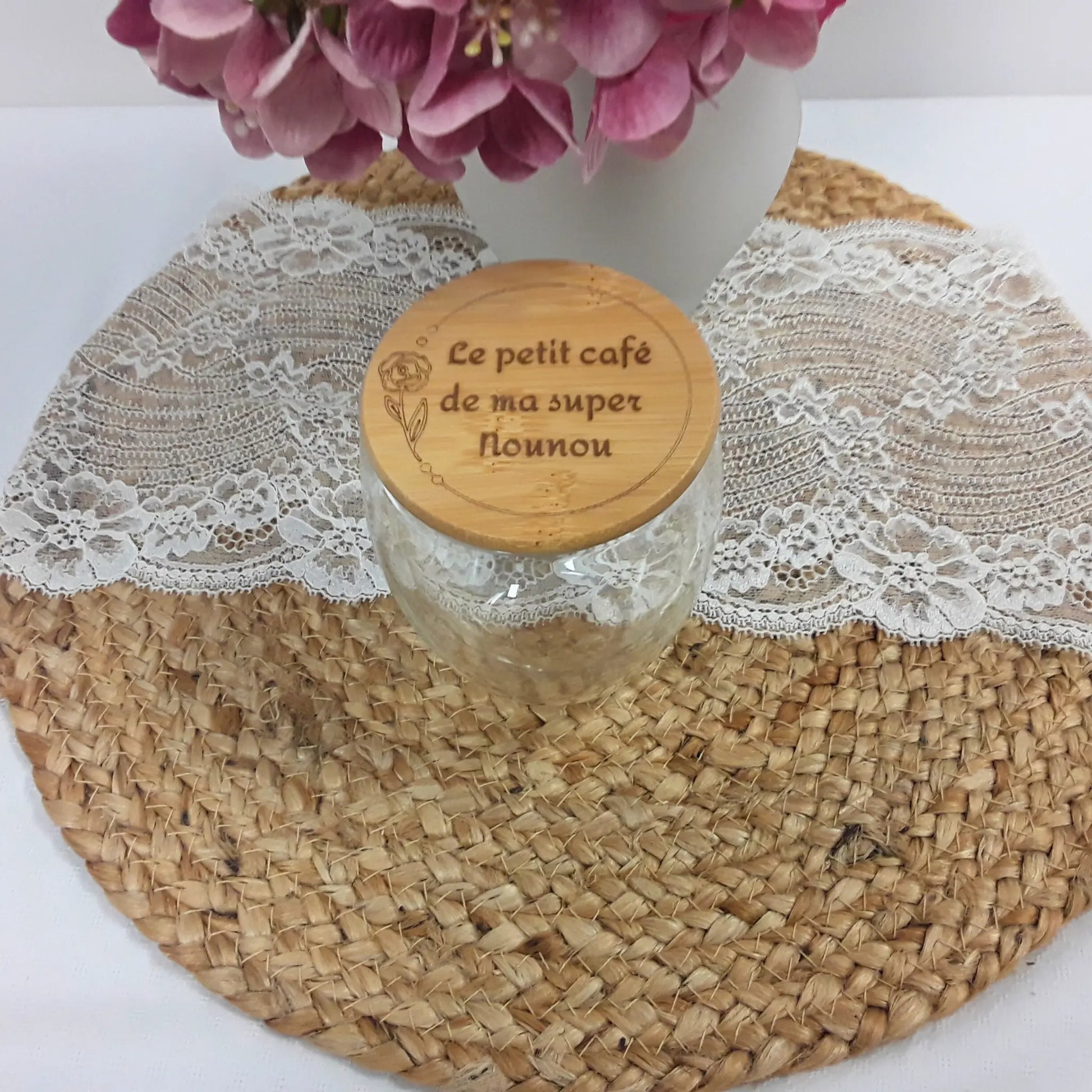 Gravure sur tasse artisanale avec couvercle en bambou.